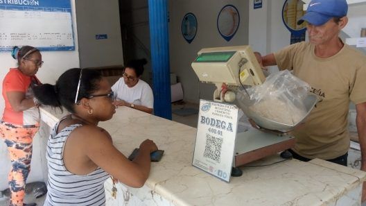 Arroz donado desde Reino Unido llega a bodegas de La Habana Vieja para su entrega por la libreta