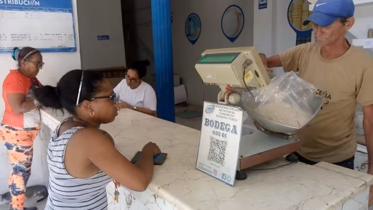 Arroz donado desde Reino Unido llega a bodegas de La Habana Vieja para su entrega por la libreta