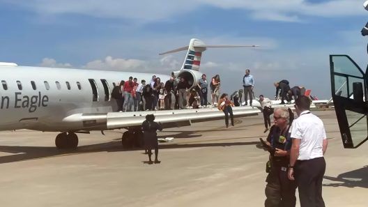 Avión de American Airlines aterriza de emergencia en Kansas City por humo en la cabina