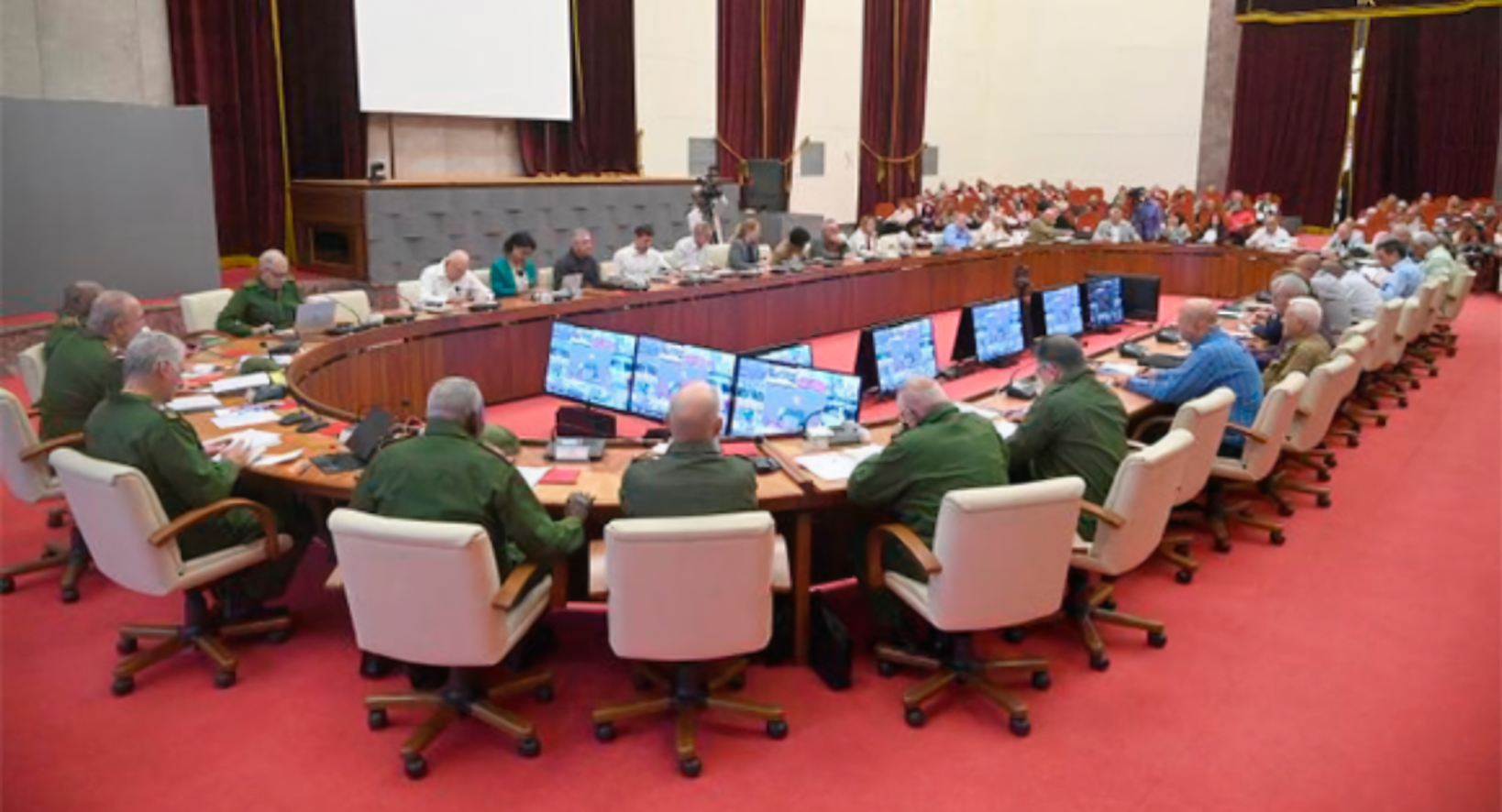 Cuba reducirá ministerios y organismos estatales para disminuir burocracia