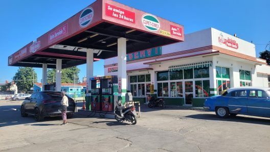 Cuba dejará de vender combustible a un precio único en dólares: así funcionará el nuevo esquema en los servicentros