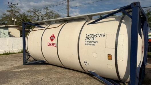 Alerta en Cuba por perfiles falsos que ofrecen contenedores de aceite y combustible en dólares: así operan las estafas