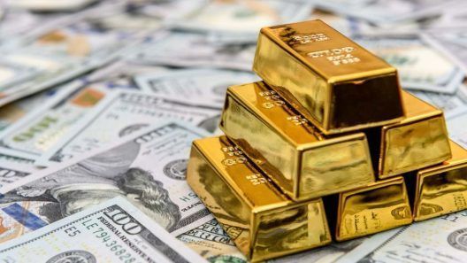 Encuentran 300 lingotes de oro y millones de dólares en efectivo en su casa
