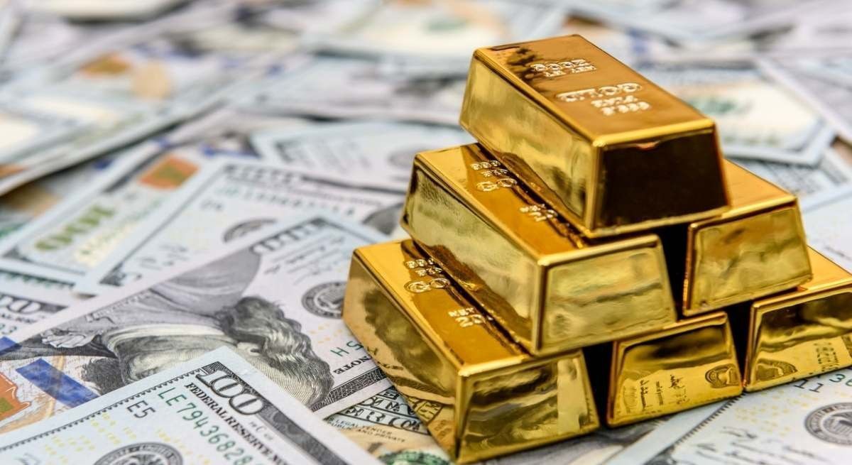 Encuentran 300 lingotes de oro y millones de dólares en efectivo en su casa