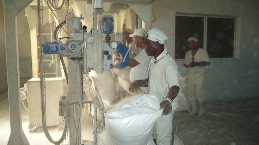 Cuba anuncia la llegada de 50 mil toneladas de trigo mientras crecen las quejas por la falta de pan