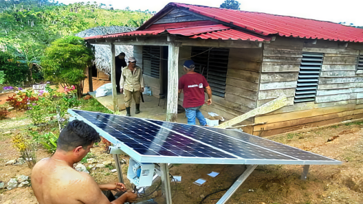 Energía solar llega a comunidades aisladas de Holguín con 213 sistemas fotovoltaicos