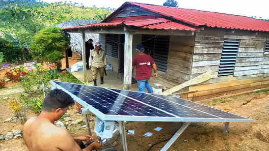 Energía solar llega a comunidades aisladas de Holguín con 213 sistemas fotovoltaicos