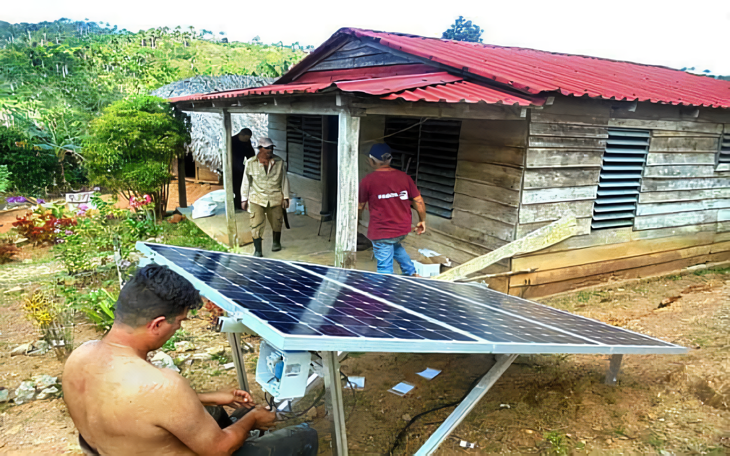 Energía solar llega a comunidades aisladas de Holguín con 213 sistemas fotovoltaicos
