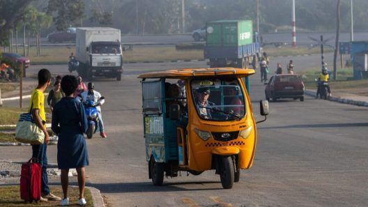 Cuba acelera el ensamblaje de 300 triciclos eléctricos ante la crisis del combustible 