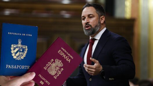 VOX asegura que los cubanos con nacionalidad española son agentes del régimen cubano con indicaciones de votar por Sánchez y critica la entrega de pasaportes españoles