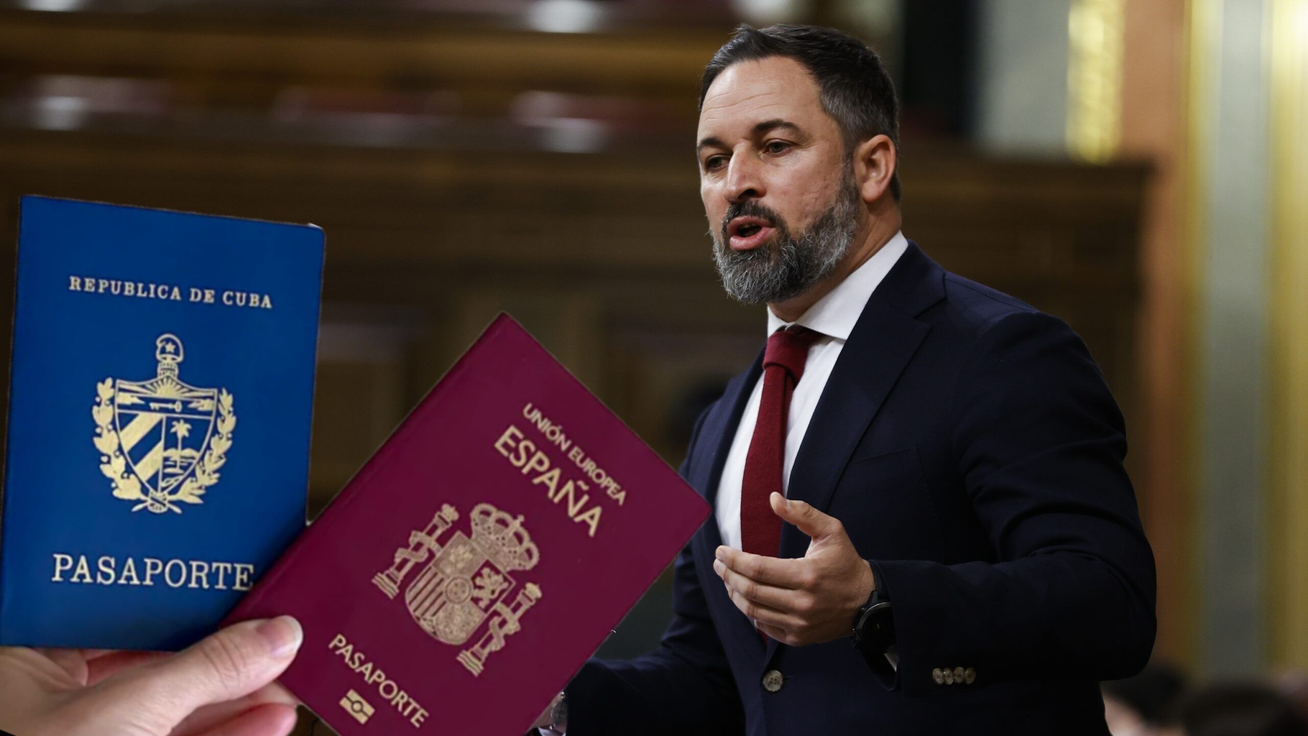 VOX asegura que los cubanos con nacionalidad española son agentes del régimen cubano con indicaciones de votar por Sánchez y critica la entrega de pasaportes españoles