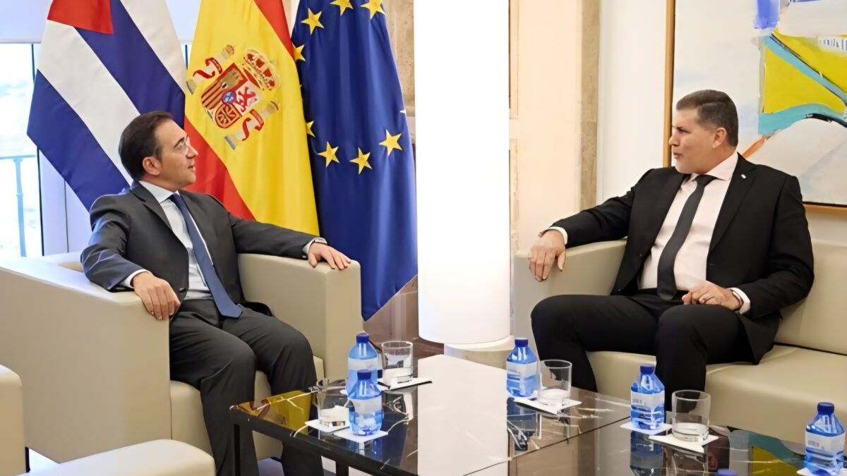 Albares recibe en Madrid al vice primer ministro cubano Óscar Pérez-Oliva en una reunión centrada en la situación de Cuba