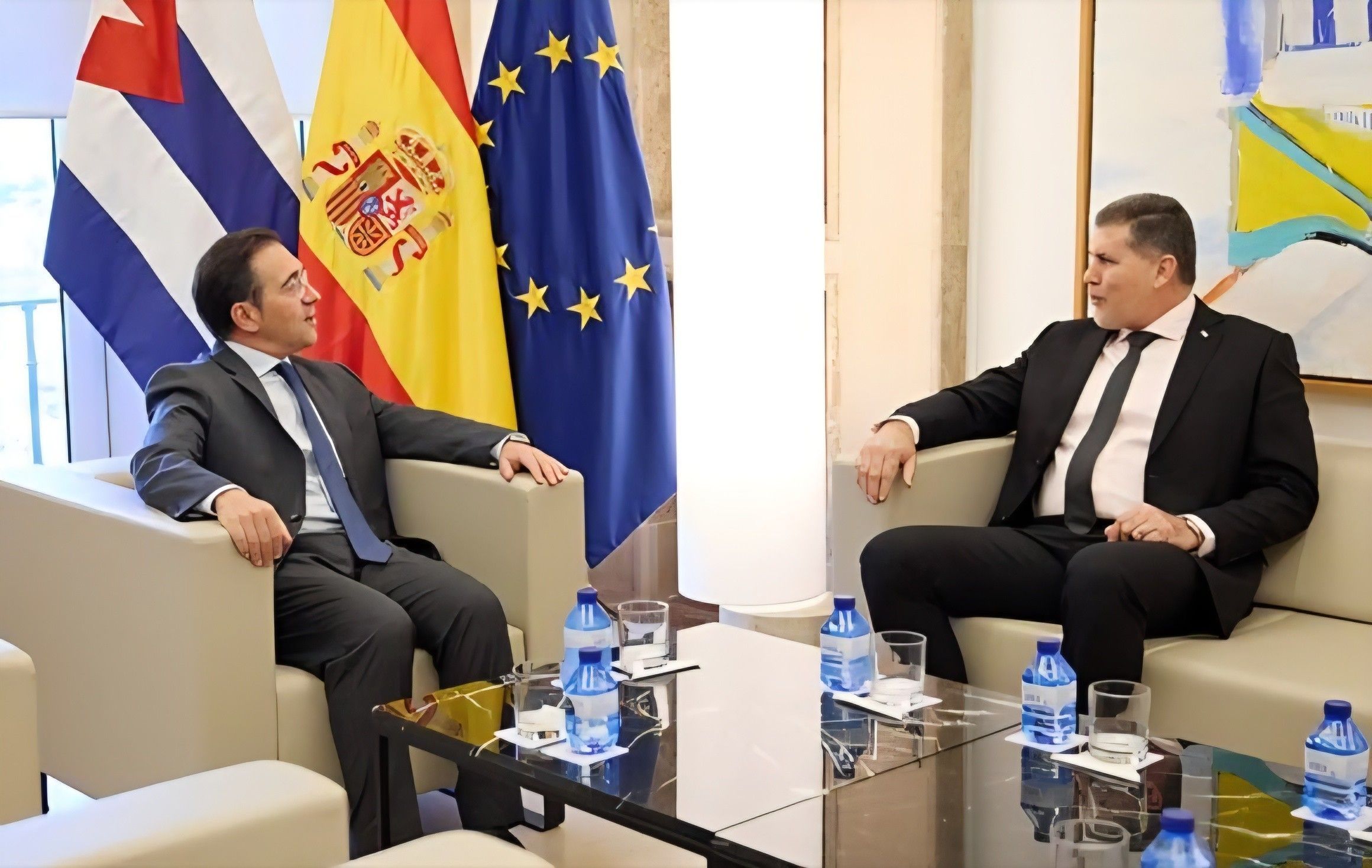 Albares recibe en Madrid al vice primer ministro cubano Óscar Pérez-Oliva en una reunión centrada en la situación de Cuba
