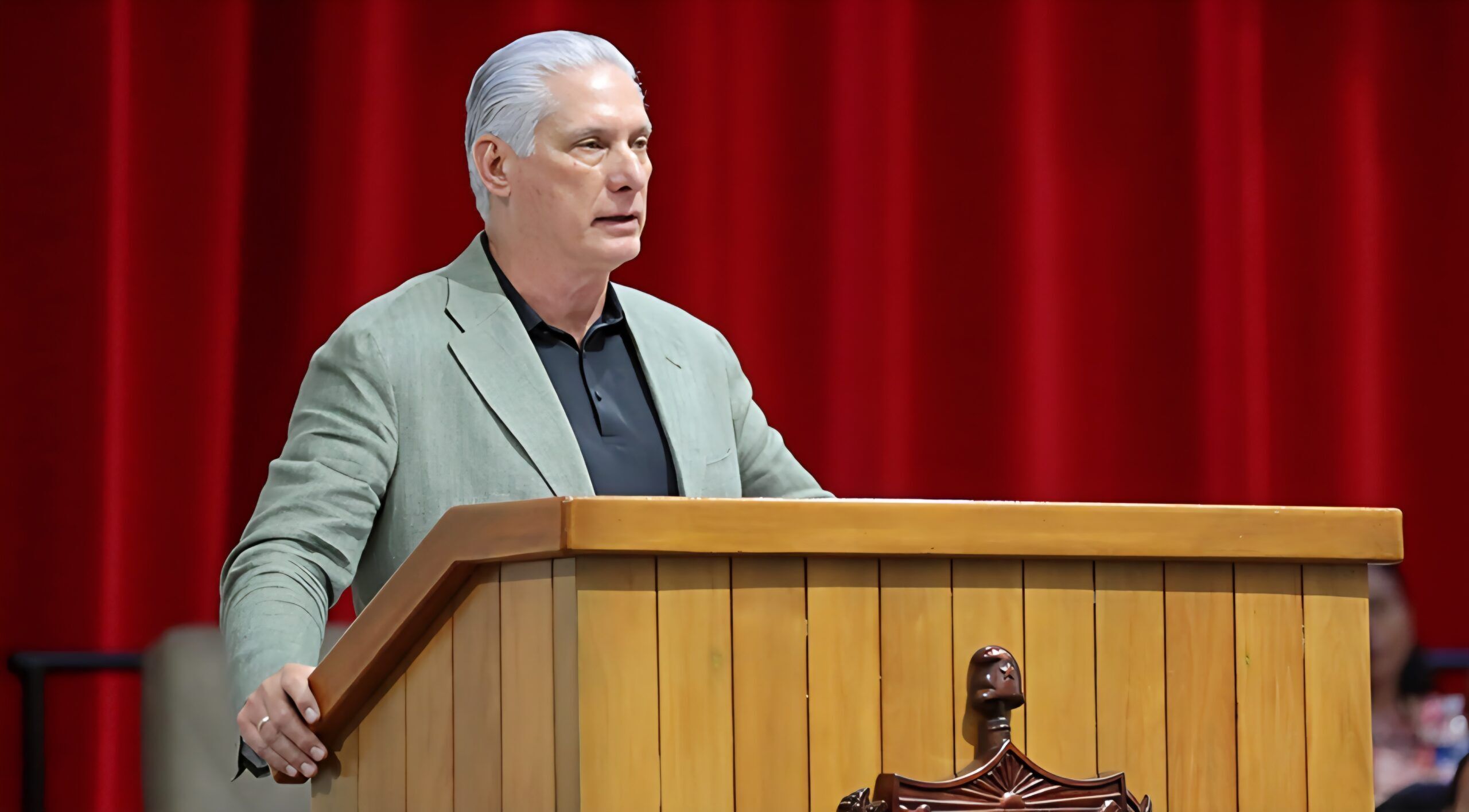 Díaz-Canel reconoce que el modelo económico cubano era dependiente del exterior y que «no se puede sostener»