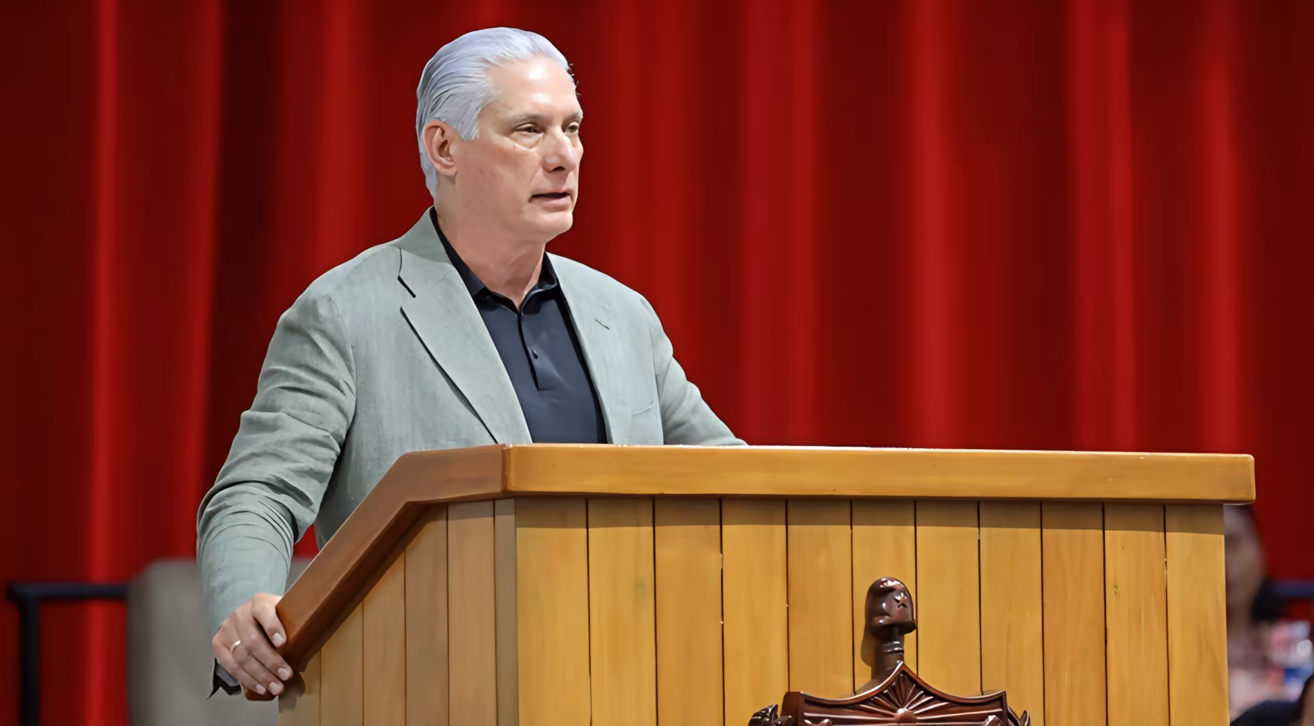 Díaz-Canel reconoce que el modelo económico cubano era dependiente del exterior y que «no se puede sostener»