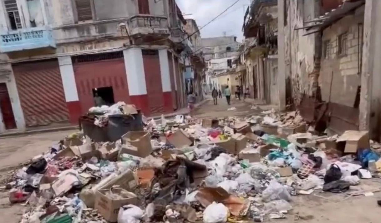 Montañas de basura invaden ciudades cubanas en medio del calor y las lluvias
