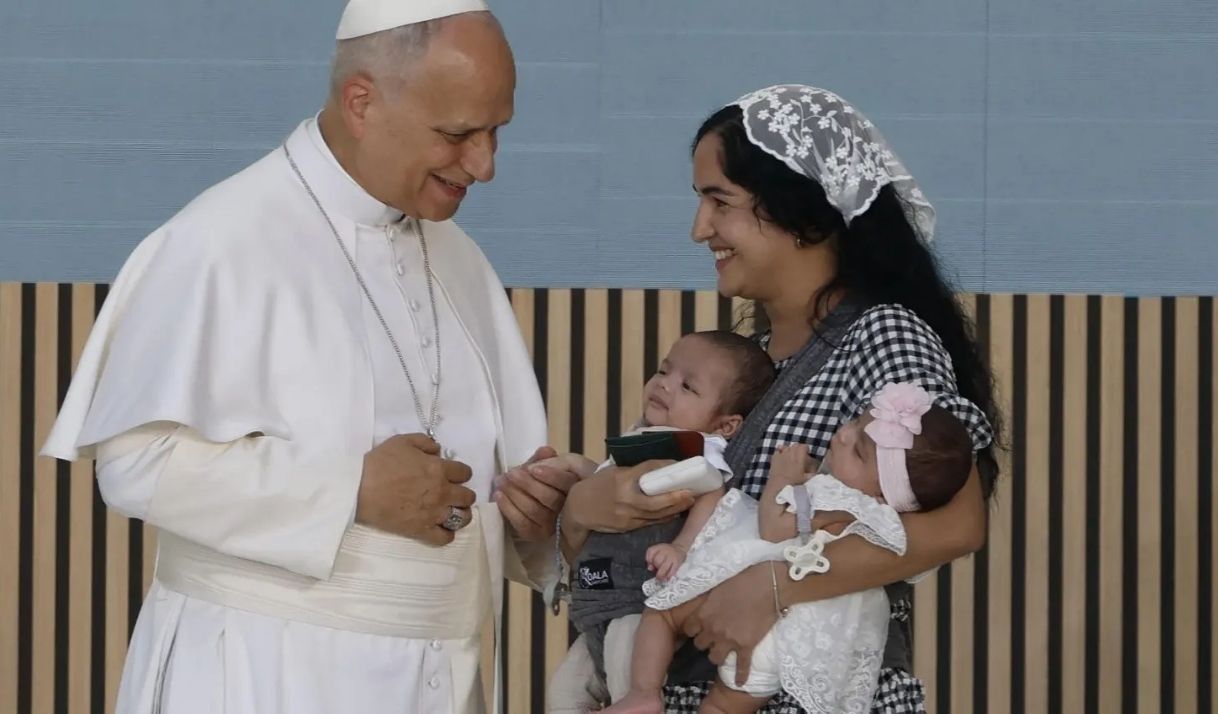 Cubana conmueve al Papa en Madrid con su dramático relato de migración