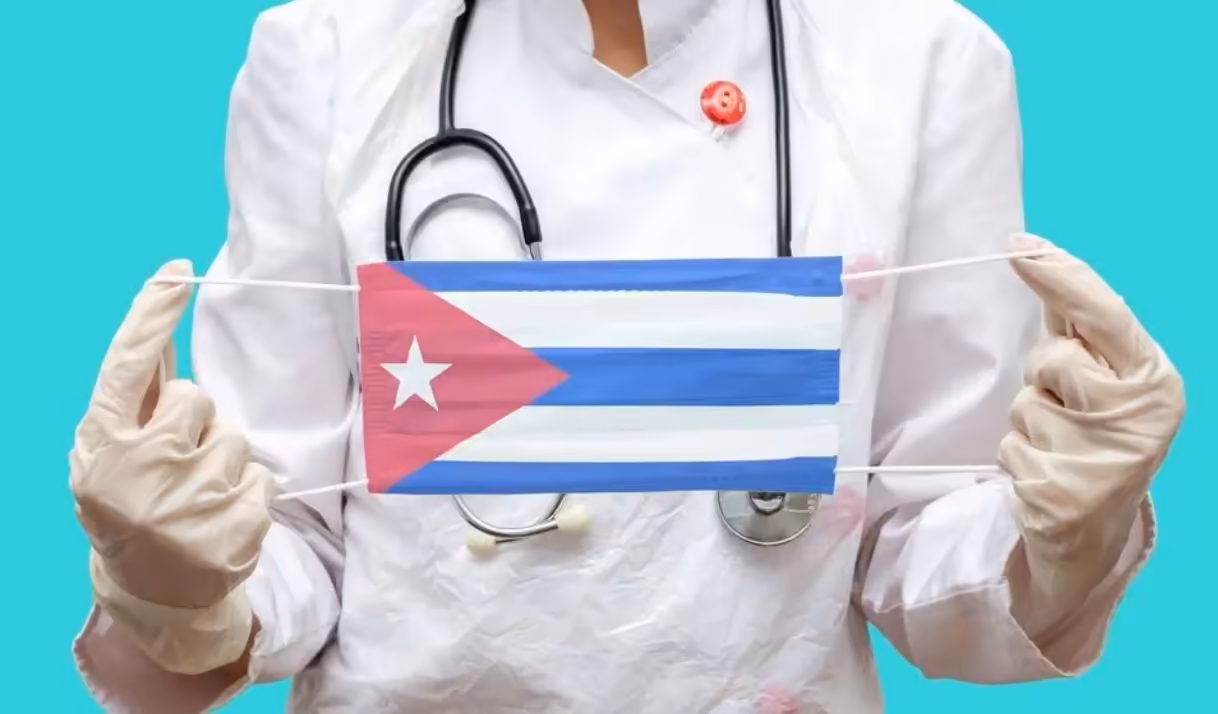 Médicos cubanos denuncian que siguen sin poder salir del país pese a renunciar: «Somos miles los regulados»