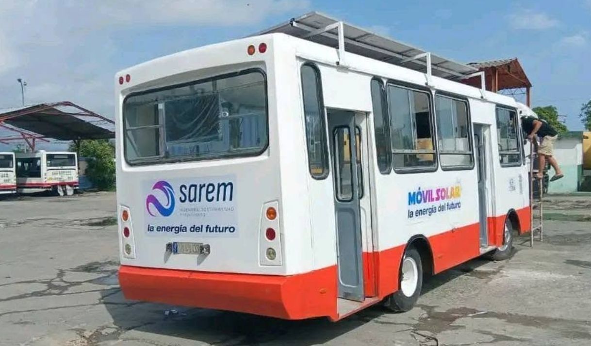 Cuba apuesta por una guagua solar en medio de crisis de combustible