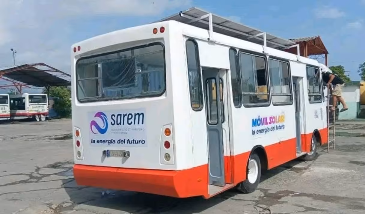 Cuba apuesta por una guagua solar en medio de crisis de combustible