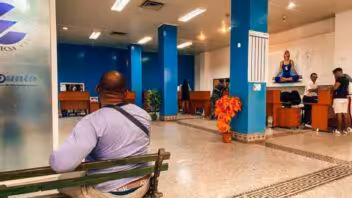 Cubanos vuelven a las wifis de parques y hoteles ante la mala conexión de ETECSA
