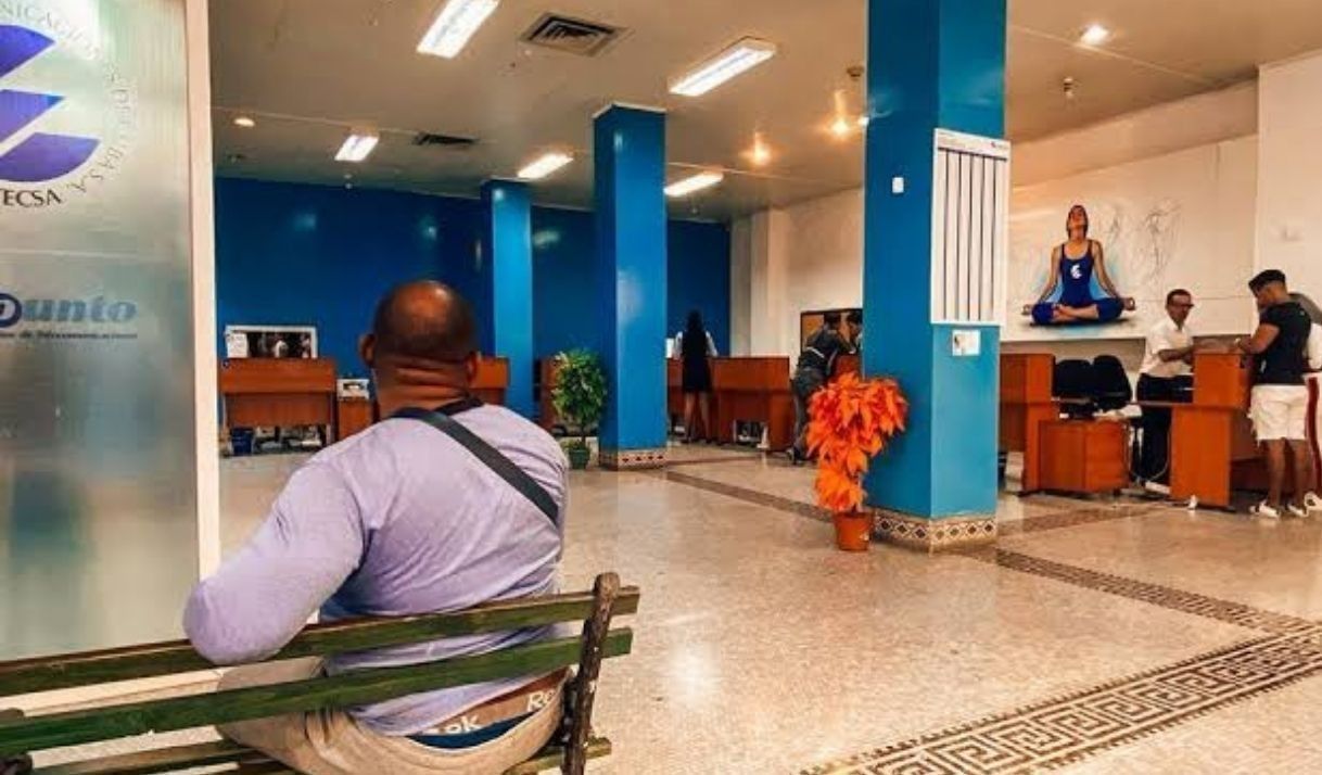 Cubanos vuelven a las wifis de parques y hoteles ante la mala conexión de ETECSA