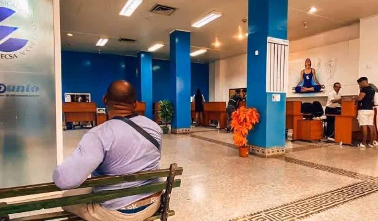 Cubanos vuelven a las wifis de parques y hoteles ante la mala conexión de ETECSA