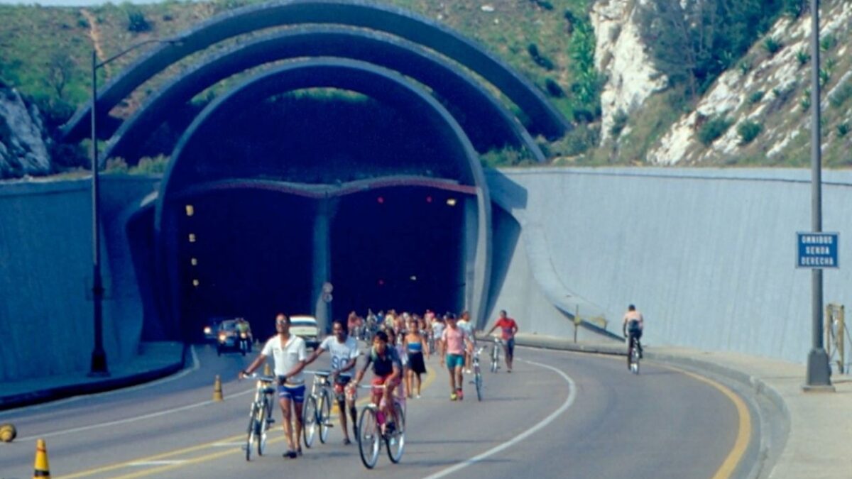 Crisis del transporte en La Habana: cruzan a pie el túnel de la bahía tras esperar más de siete horas