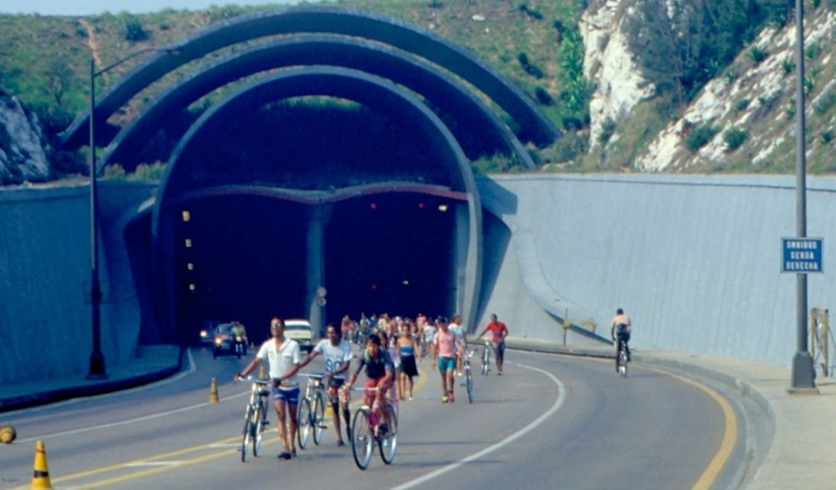 Crisis del transporte en La Habana: cruzan a pie el túnel de la bahía tras esperar más de siete horas