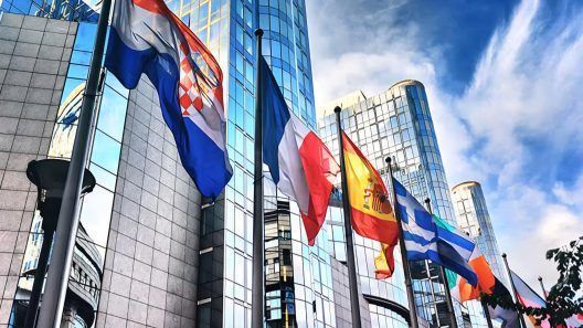 Unión Europea endurece su política migratoria: expulsarán migrantes a terceros países