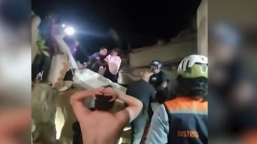 Rescatan con vida a un bebé de 18 días tras permanecer 32 horas bajo los escombros en Venezuela