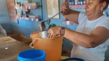 Venta de caldosa en bodegas cubanas desata debate: ¿ayuda necesaria o señal de la crisis?