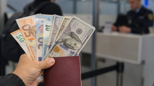 ¿Cuánto dinero en efectivo se puede llevar a Cuba? La duda que crece tras los problemas con Visa y Mastercard