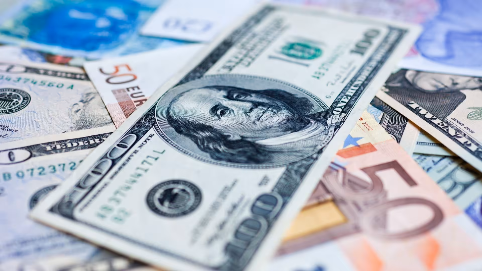 El euro se dispara en Cuba y el dólar se acerca a los 700 pesos: así están las divisas hoy