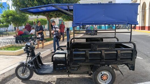 Trabajador por cuenta propia dona triciclo eléctrico para trasladar pacientes de hemodiálisis en Matanzas