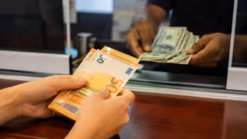 Si envías euros a Cuba, esta es la cantidad que debes pagar para que tu familiar reciba 100 dólares
