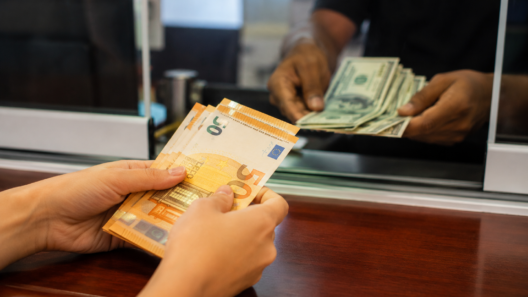 Si envías euros a Cuba, esta es la cantidad que debes pagar para que tu familiar reciba 100 dólares