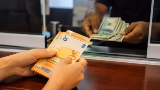 Si envías euros a Cuba, esta es la cantidad que debes pagar para que tu familiar reciba 100 dólares