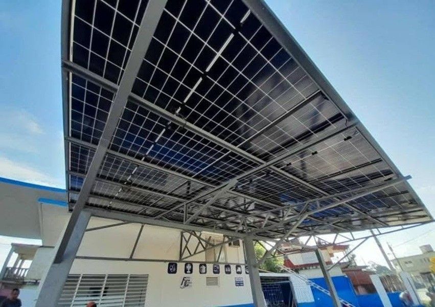 Primera estación fotovoltaica de carga en Holguín cobrará desde 200 pesos por hora para motorinas eléctricas