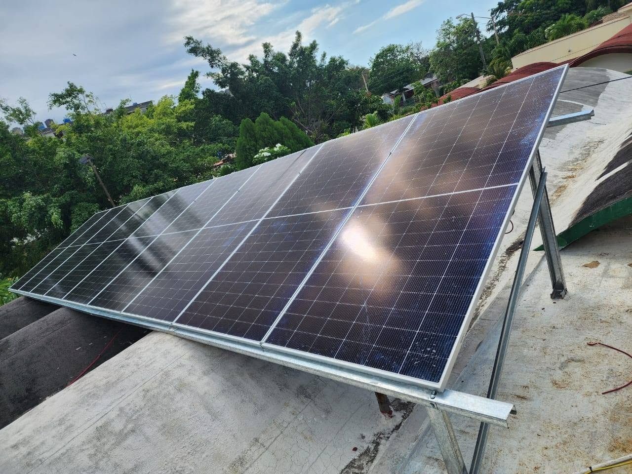 Con apagones récord, la UNE vuelve a pedir a cubanos con paneles solares que vendan energía al sistema