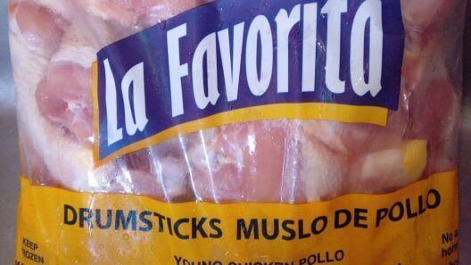 Tienda estatal vende paquete de pollo importado por 11,80 USD y admite que ocultó el precio para atraer clientes
