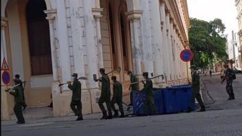 Jóvenes del Servicio Militar recogen basura en La Habana