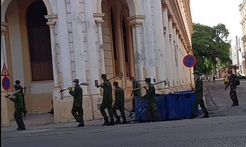 Jóvenes del Servicio Militar recogen basura en La Habana