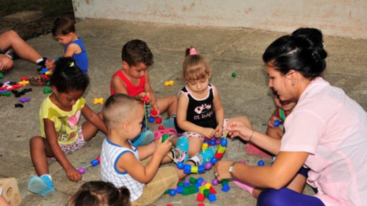 Cuba permite el cuidado de niños como negocio privado y mantiene límites para las clases particulares