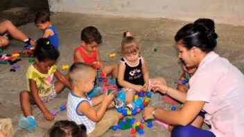 Cuba permite el cuidado de niños como negocio privado y mantiene límites para las clases particulares