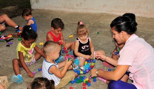 Cuba permite el cuidado de niños como negocio privado y mantiene límites para las clases particulares