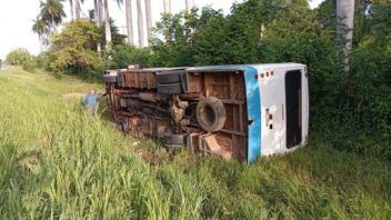 Ómnibus con 25 pasajeros se vuelca en Ciego de Ávila: hay ocho lesionados