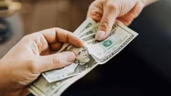 El dólar sigue fuerte en Cuba: consulta cómo abre hoy el mercado informal