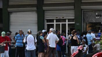 Jubilados cubanos hacen colas de horas para cobrar pensiones que apenas equivalen a 4 euros