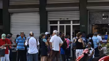 Jubilados cubanos hacen colas de horas para cobrar pensiones que apenas equivalen a 4 euros